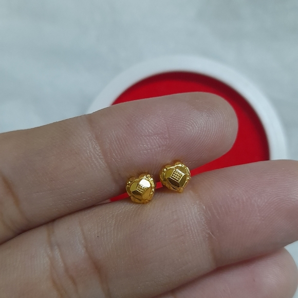 Beautiful new 😍 heart ❤️ shape studs - Picture 5 of 11